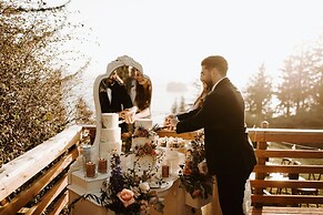 Byrdies Beach House at Crook Point