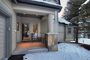 Luxury 4-bedroom Home Close to Slopes With On-site Hot Tub 4 Home by R