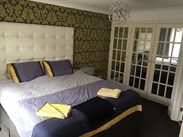 Home by the Sea Quirky Three Bedroom Family House