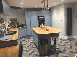 Home by the Sea Quirky Three Bedroom Family House