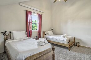 4BD Quiet Ranch Setting Historical Canyon Views