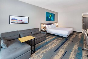 La Quinta Inn & Suites by Wyndham Galveston North at I-45