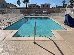 La Quinta Inn & Suites by Wyndham Galveston North at I-45