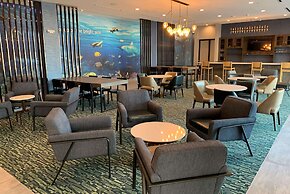 La Quinta Inn & Suites by Wyndham Galveston North at I-45