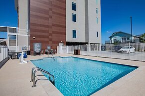 La Quinta Inn & Suites by Wyndham Galveston North at I-45