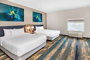 La Quinta Inn & Suites by Wyndham Galveston North at I-45