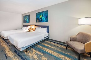 La Quinta Inn & Suites by Wyndham Galveston North at I-45