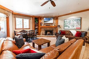 Strawberry Park Ski-in Ski-out Condo Close to Chairlift by Redawning
