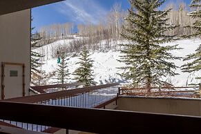 Strawberry Park Ski-in Ski-out Condo Close to Chairlift by Redawning
