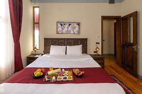 Opera Suites Okanli