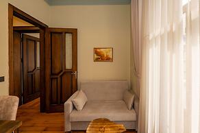 Opera Suites Okanli