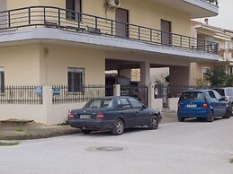 Charming Trikala Apartment With Garden & Central Heating