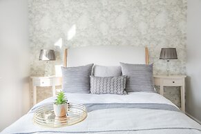 4 Bedroom Detached House 5mins Walk to Shopping Village