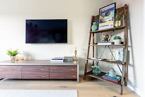 4 Bedroom Detached House 5mins Walk to Shopping Village