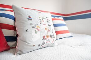 4 Bedroom Detached House 5mins Walk to Shopping Village