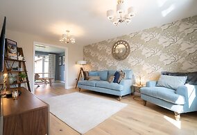 4 Bedroom Detached House 5mins Walk to Shopping Village