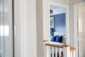 4 Bedroom Detached House 5mins Walk to Shopping Village