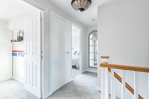 4 Bedroom Detached House 5mins Walk to Shopping Village