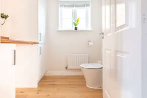 4 Bedroom Detached House 5mins Walk to Shopping Village