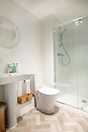 4 Bedroom Detached House 5mins Walk to Shopping Village