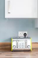 4 Bedroom Detached House 5mins Walk to Shopping Village