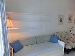 Wonderful Studio With Swimming Pool, Terrace and sea View by Beahost R