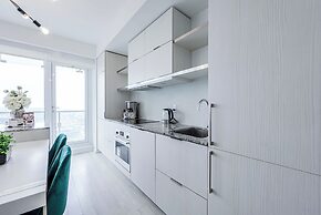 City View High Floor Bay & Gerrard Pet Friendly Condo Walk to Sick Kid