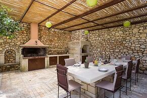 Peacefull Stone-Built Villa