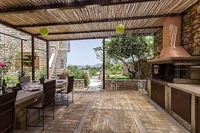 Peacefull Stone-Built Villa