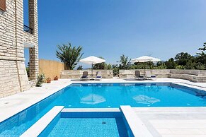 Peacefull Stone-Built Villa