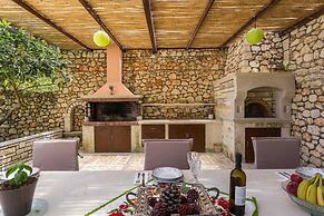 Peacefull Stone-Built Villa