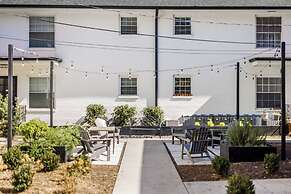 881 Furnished Apartments