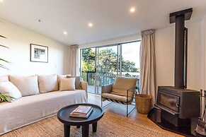 Family Friendly Home with Tree Top Vista