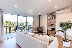 Family Friendly Home with Tree Top Vista