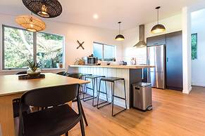 Family Friendly Home with Tree Top Vista