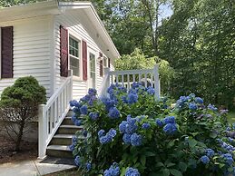 Cozy Bungalow Just Minutes From Mystic, Westerly Beaches, Boating And