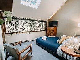 73sw - Wood Fireplace - Wifi - Views - Sleeps 6 2 Bedroom Home by Reda