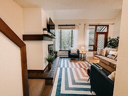 73sw - Wood Fireplace - Wifi - Views - Sleeps 6 2 Bedroom Home by Reda