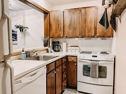 73sw - Wood Fireplace - Wifi - Views - Sleeps 6 2 Bedroom Home by Reda