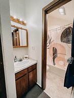 73sw - Wood Fireplace - Wifi - Views - Sleeps 6 2 Bedroom Home by Reda