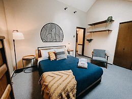 73sw - Wood Fireplace - Wifi - Views - Sleeps 6 2 Bedroom Home by Reda