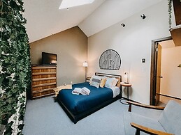 73sw - Wood Fireplace - Wifi - Views - Sleeps 6 2 Bedroom Home by Reda