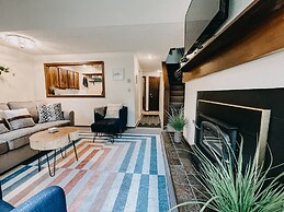 73sw - Wood Fireplace - Wifi - Views - Sleeps 6 2 Bedroom Home by Reda