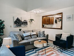 73sw - Wood Fireplace - Wifi - Views - Sleeps 6 2 Bedroom Home by Reda