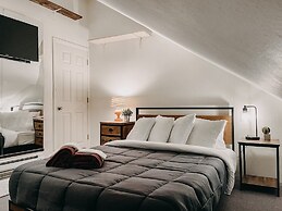 73sw - Wood Fireplace - Wifi - Views - Sleeps 6 2 Bedroom Home by Reda