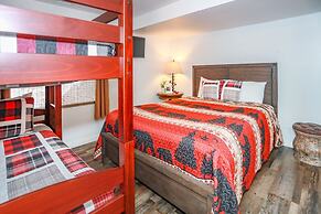 Comet's Cabin 3 Bedroom Home by RedAwning