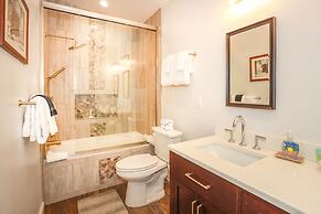 Comet's Cabin 3 Bedroom Home by RedAwning