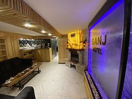 Ganj Hotel