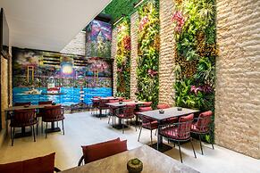 Aprilis Deluxe Hotel