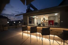 Aprilis Deluxe Hotel